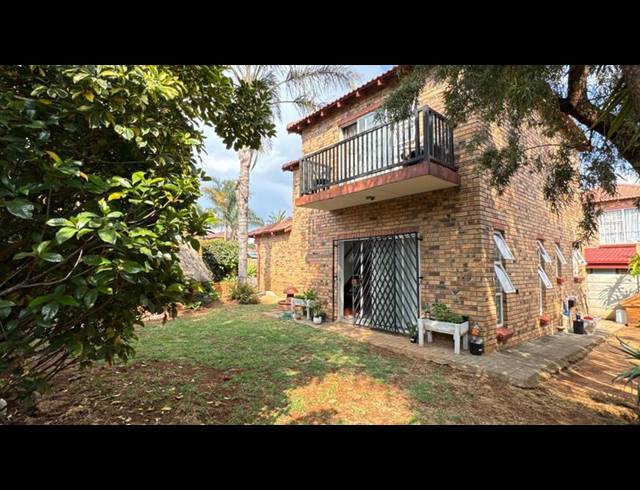 3 BEDROOM TOWNHOUSE FOR SALE IN WILGEHEUWEL